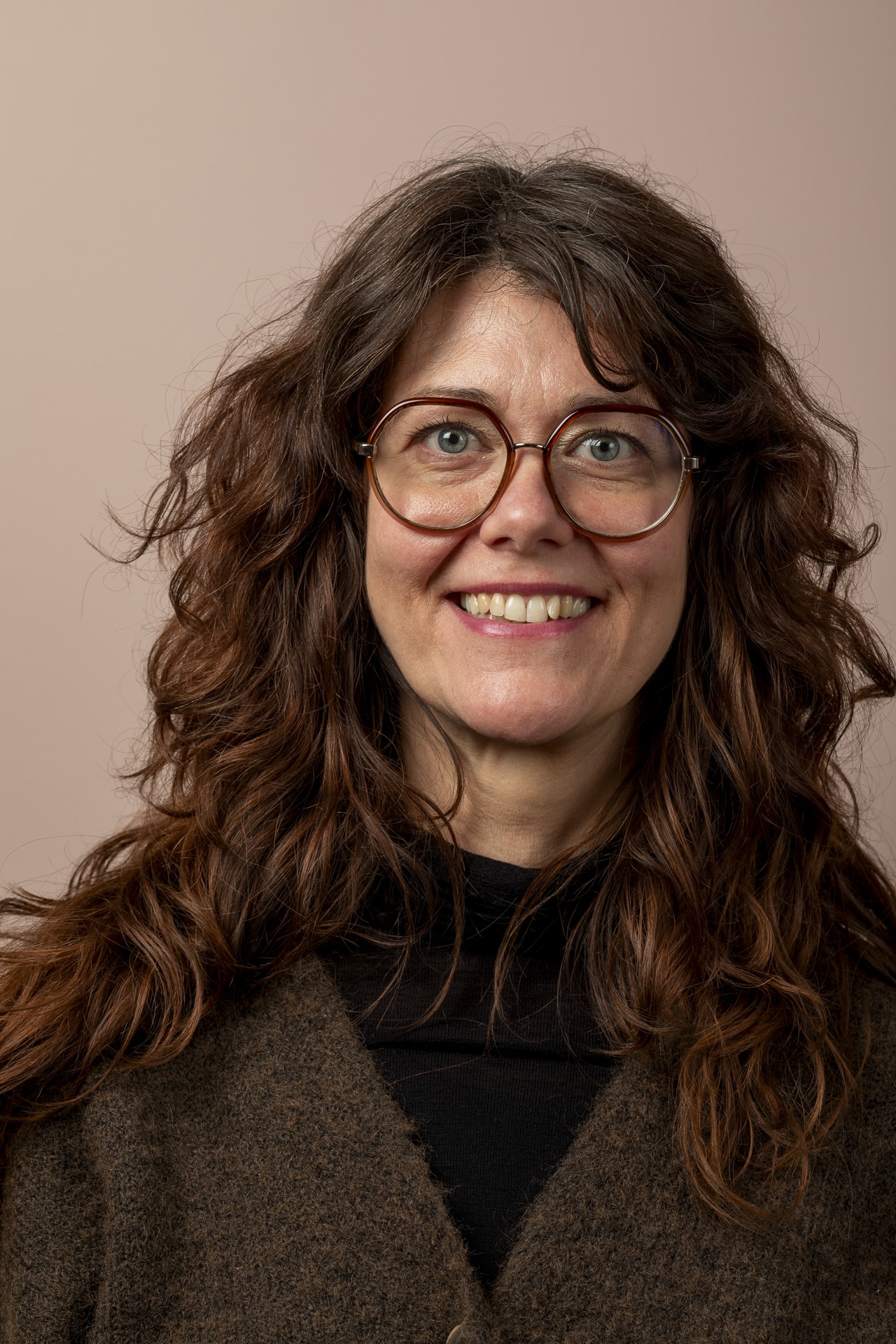 Malene Lundum jordemoder fra Praksisjordemoder.dk viser ultralydsbillede af foster