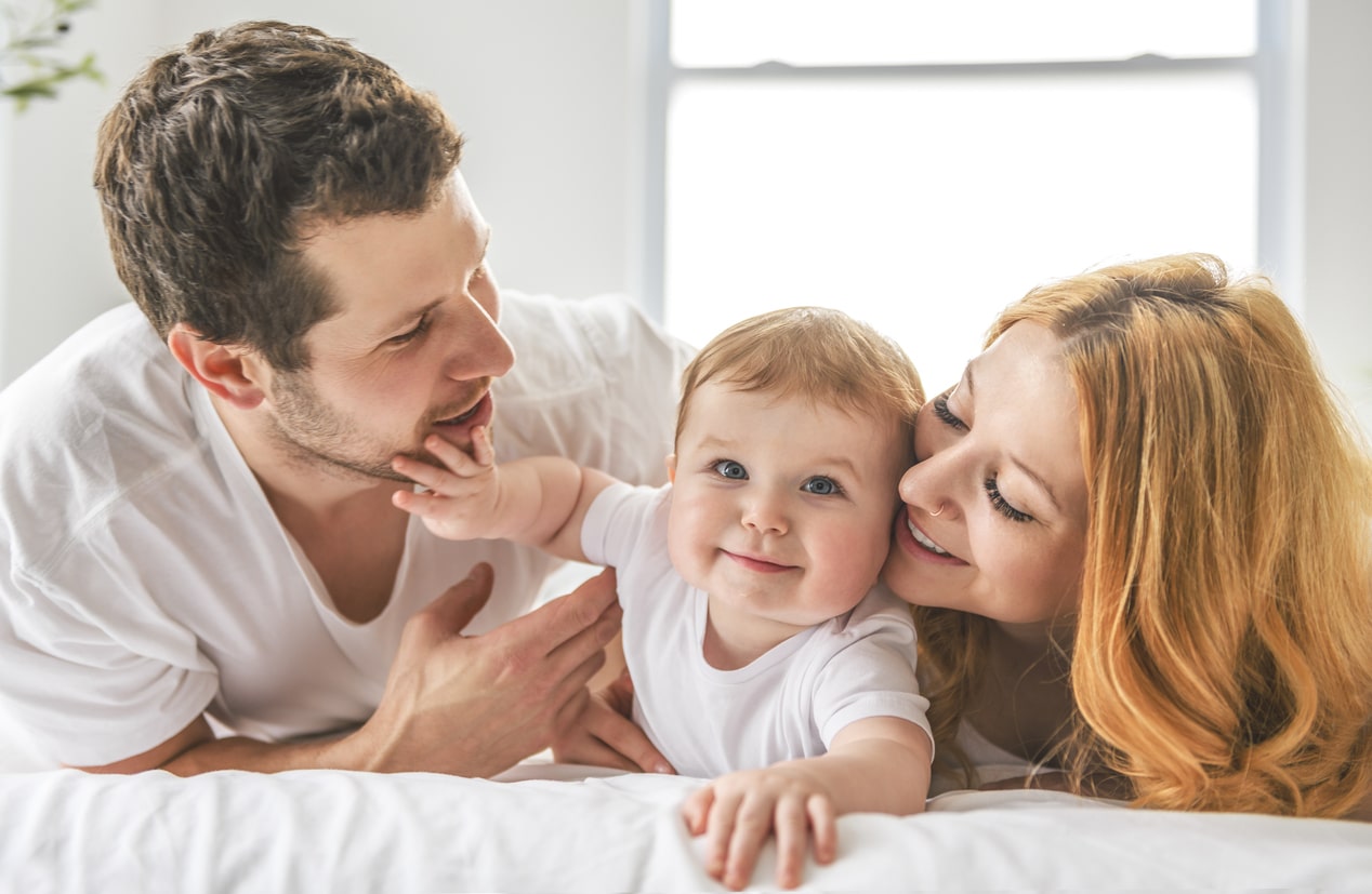 glad familie med lille baby