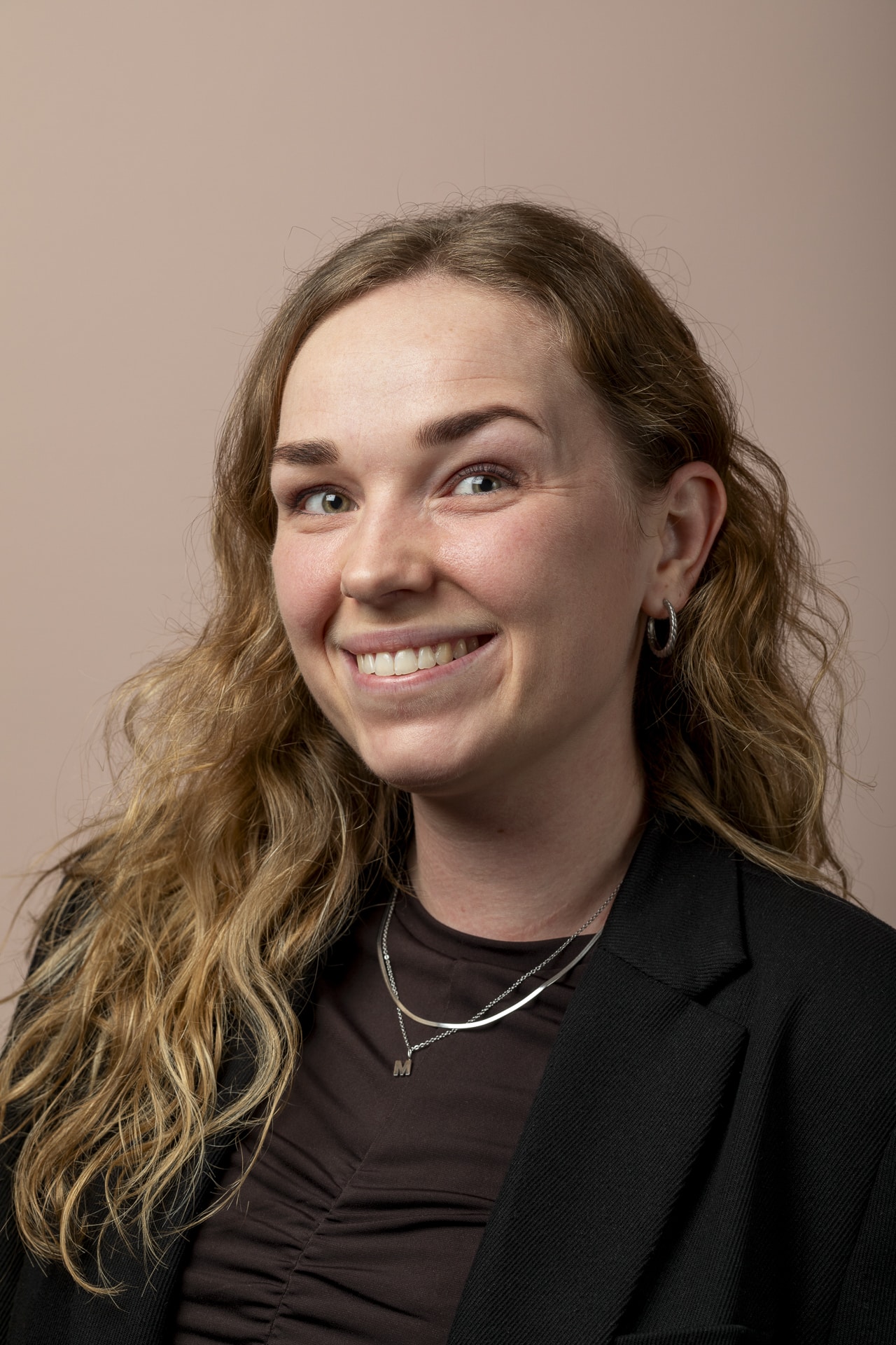 Portrætfoto af Kriselle Christensen, jordemoder hos CentrumLægerne i Hillerød