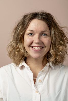 Malene Lundum jordemoder fra Praksisjordemoder.dk viser ultralydsbillede af foster