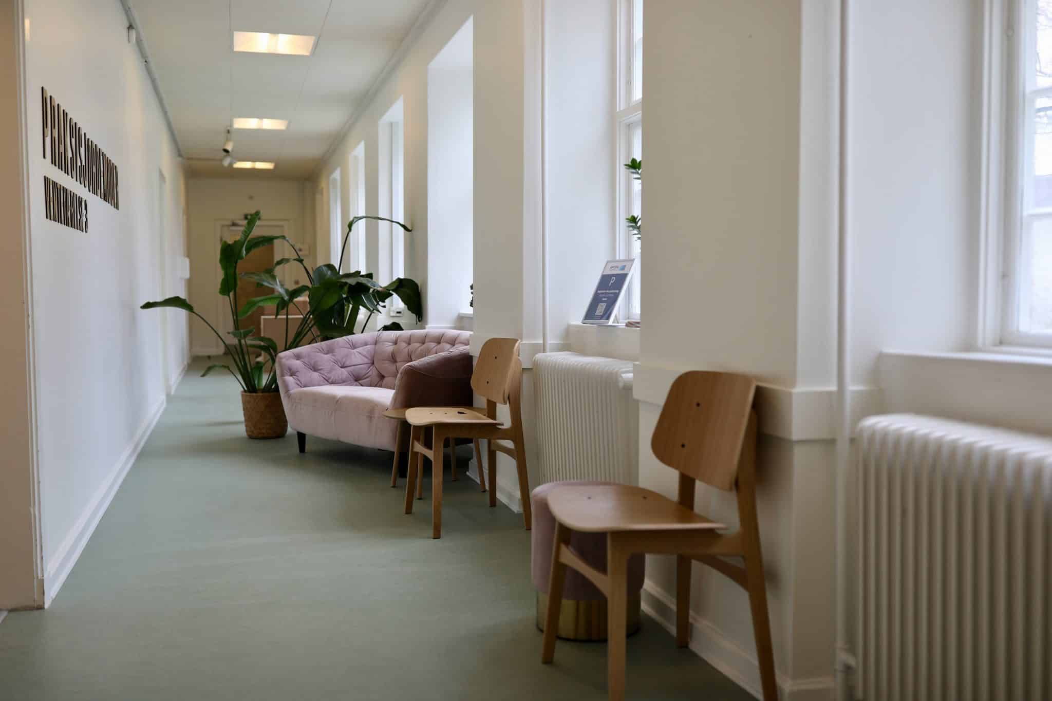 Lyst venteværelse hos Praksisjordemoder Hillerød