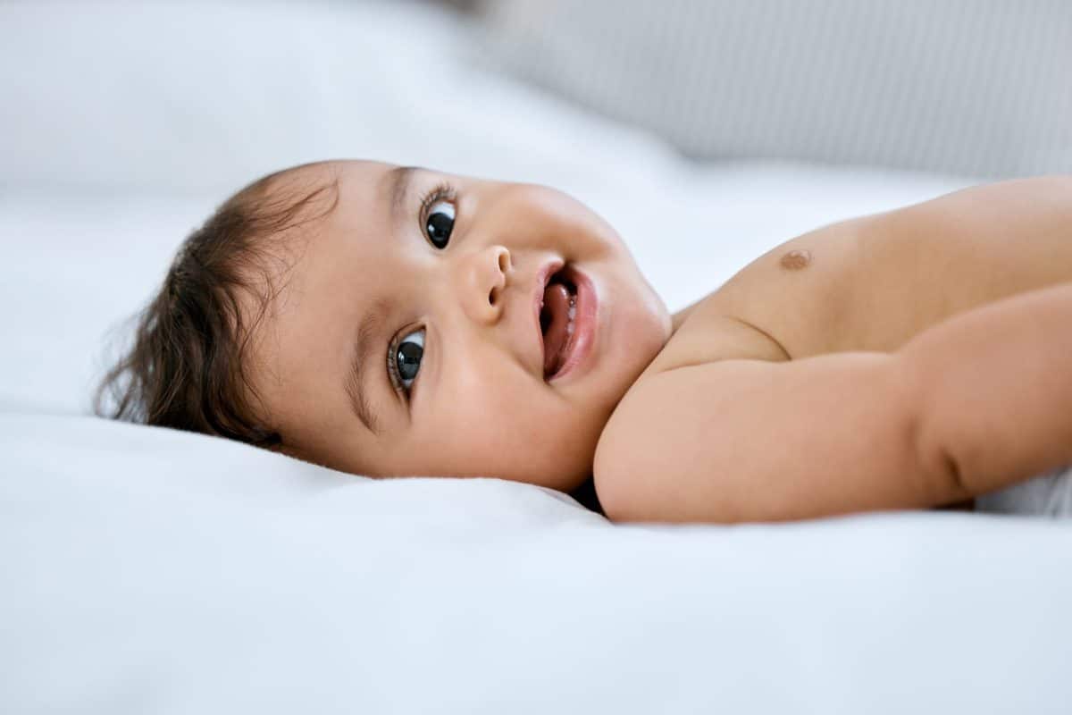 Smilende baby efter NIPT-screening med normalt svar