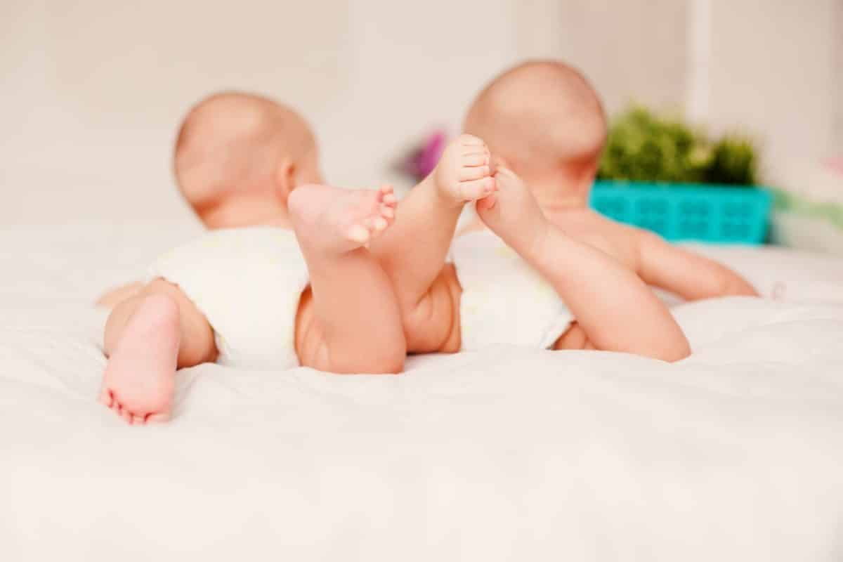 NIPT by Life Genomics Praksisjordemoder Tvilling-spædbørn ligger sammen efter normal tvillingegraviditet